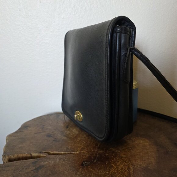 Vintage Coach 132 Compact Crossbody Bag Black Leather USA Brass Turnlock - Picture 8 of 16